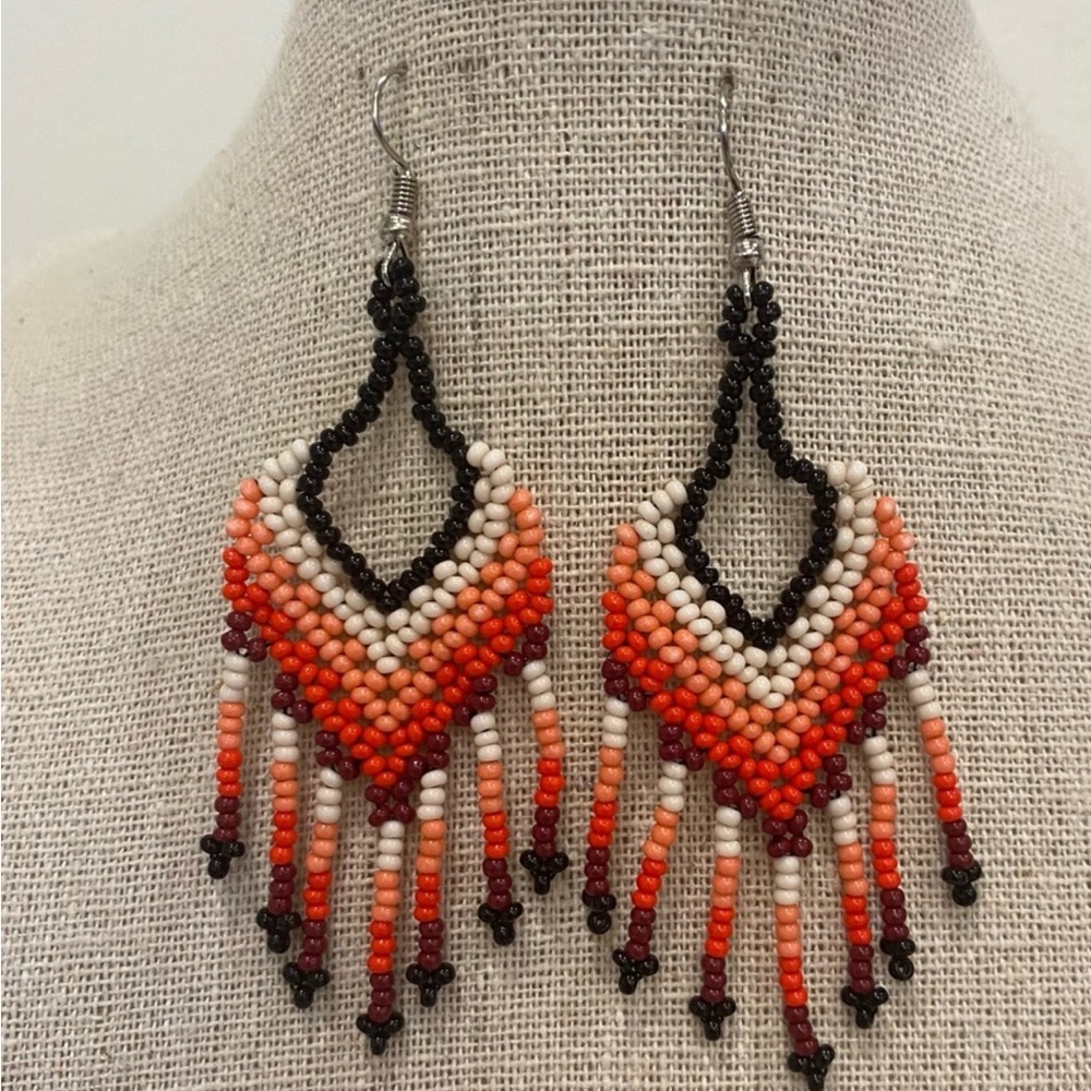 Beautiful handmade chakira bead earrings.
Made by artisans in Mexico
